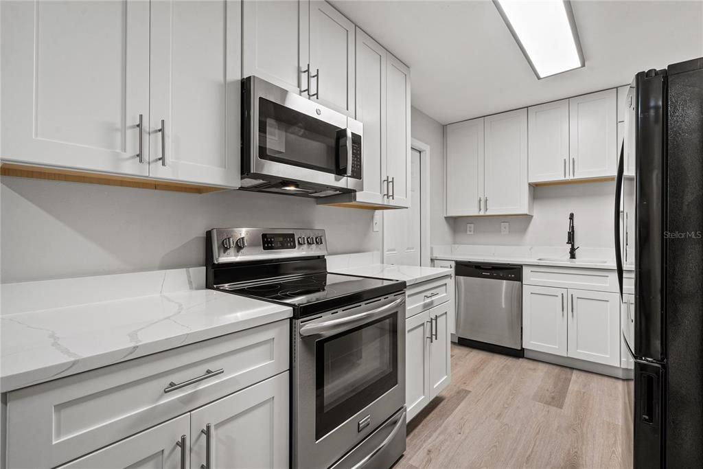 合同活跃: $339,999 (4 贝兹, 2 浴室, 1121 平方英尺)