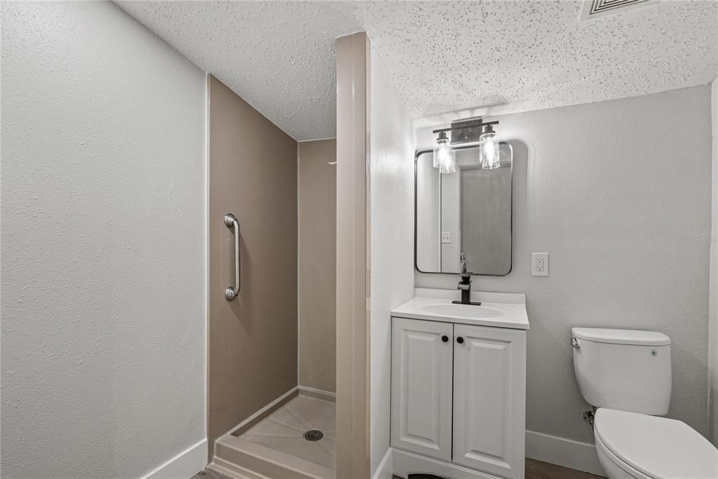 合同活跃: $339,999 (4 贝兹, 2 浴室, 1121 平方英尺)