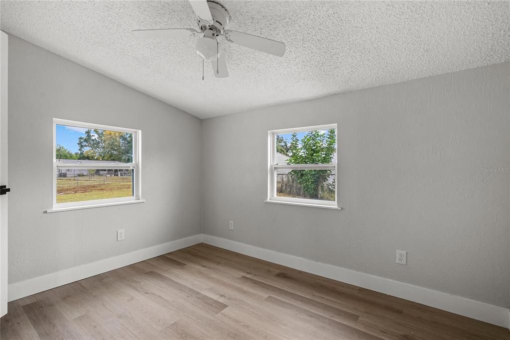 合同活跃: $339,999 (4 贝兹, 2 浴室, 1121 平方英尺)