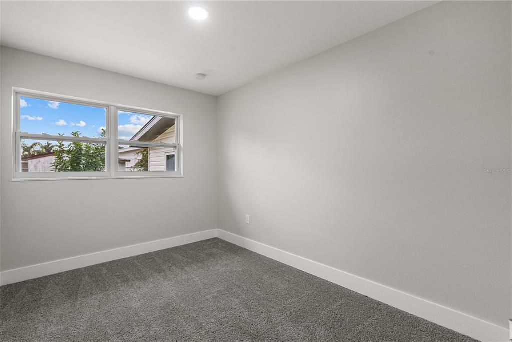 合同活跃: $339,999 (4 贝兹, 2 浴室, 1121 平方英尺)