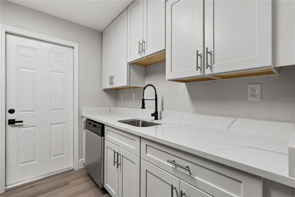 合同活跃: $339,999 (4 贝兹, 2 浴室, 1121 平方英尺)