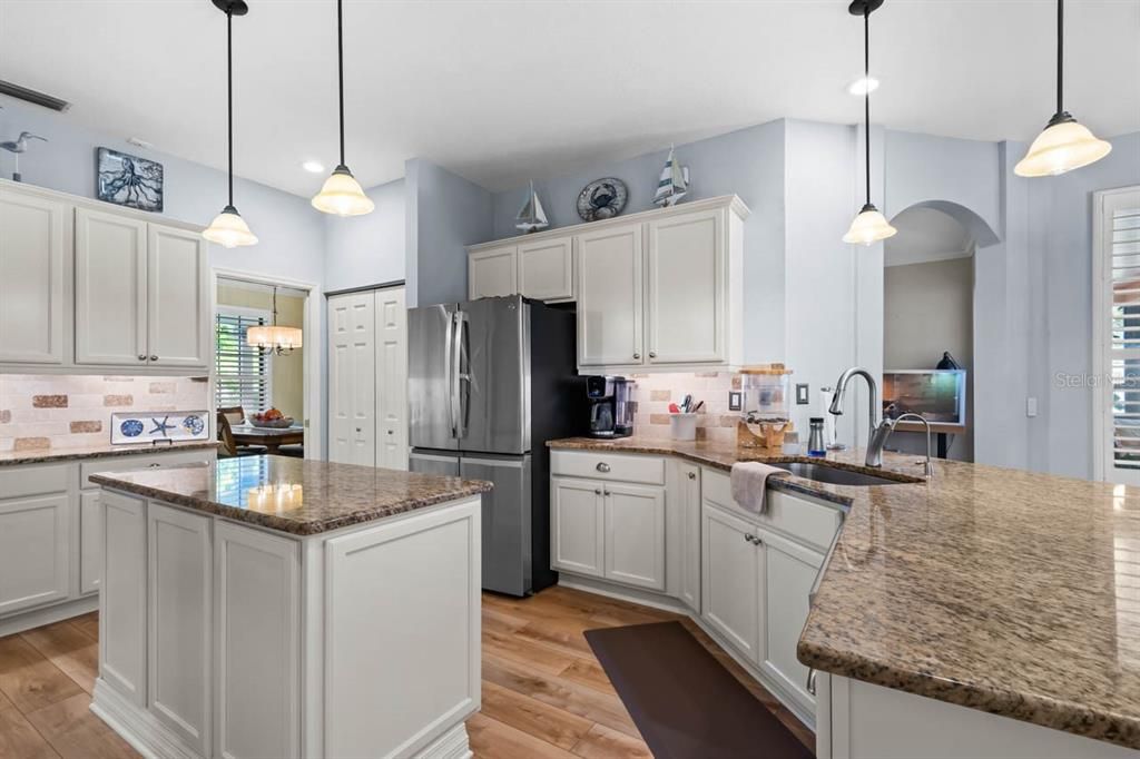 En Venta: $1,040,000 (4 camas, 3 baños, 2600 Pies cuadrados)