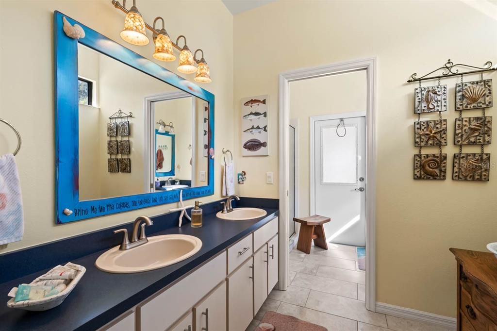 En Venta: $1,040,000 (4 camas, 3 baños, 2600 Pies cuadrados)