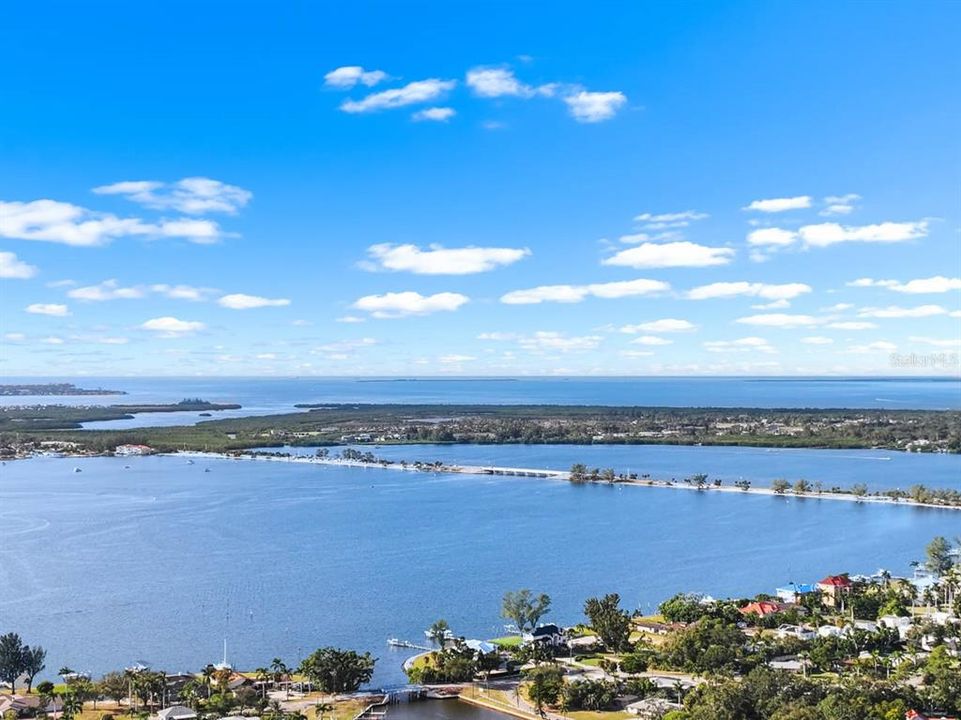 En Venta: $1,040,000 (4 camas, 3 baños, 2600 Pies cuadrados)