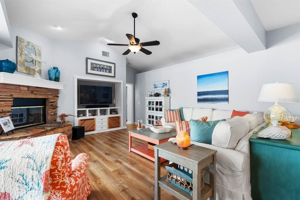 En Venta: $1,040,000 (4 camas, 3 baños, 2600 Pies cuadrados)