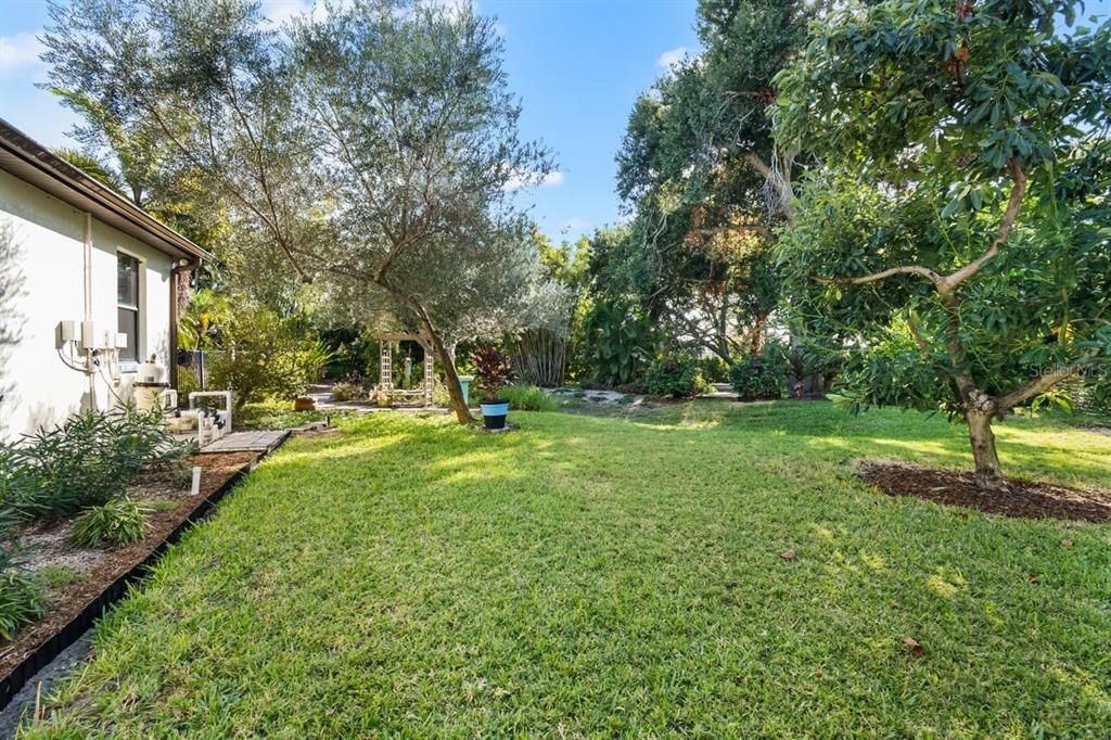 En Venta: $1,040,000 (4 camas, 3 baños, 2600 Pies cuadrados)