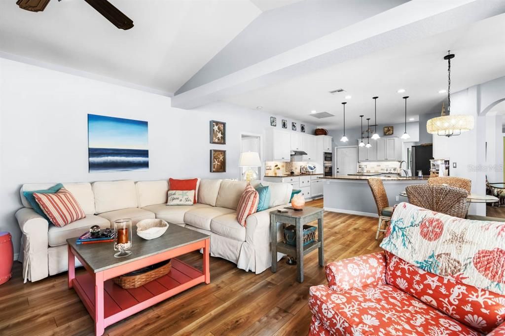 En Venta: $1,040,000 (4 camas, 3 baños, 2600 Pies cuadrados)