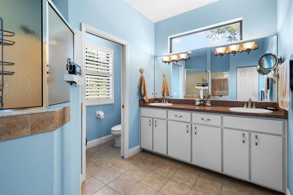 En Venta: $1,040,000 (4 camas, 3 baños, 2600 Pies cuadrados)