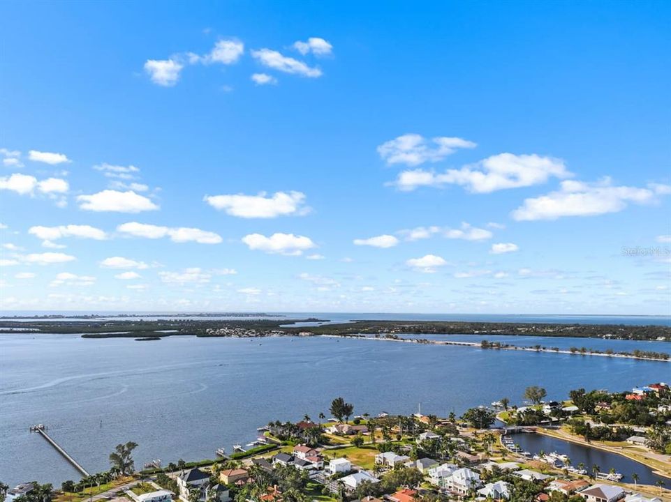 En Venta: $1,040,000 (4 camas, 3 baños, 2600 Pies cuadrados)