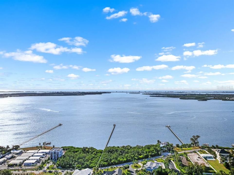 En Venta: $1,040,000 (4 camas, 3 baños, 2600 Pies cuadrados)