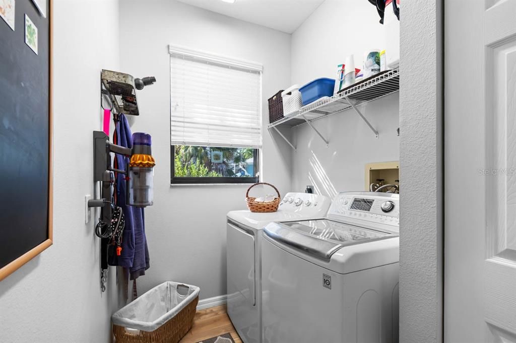 En Venta: $1,040,000 (4 camas, 3 baños, 2600 Pies cuadrados)