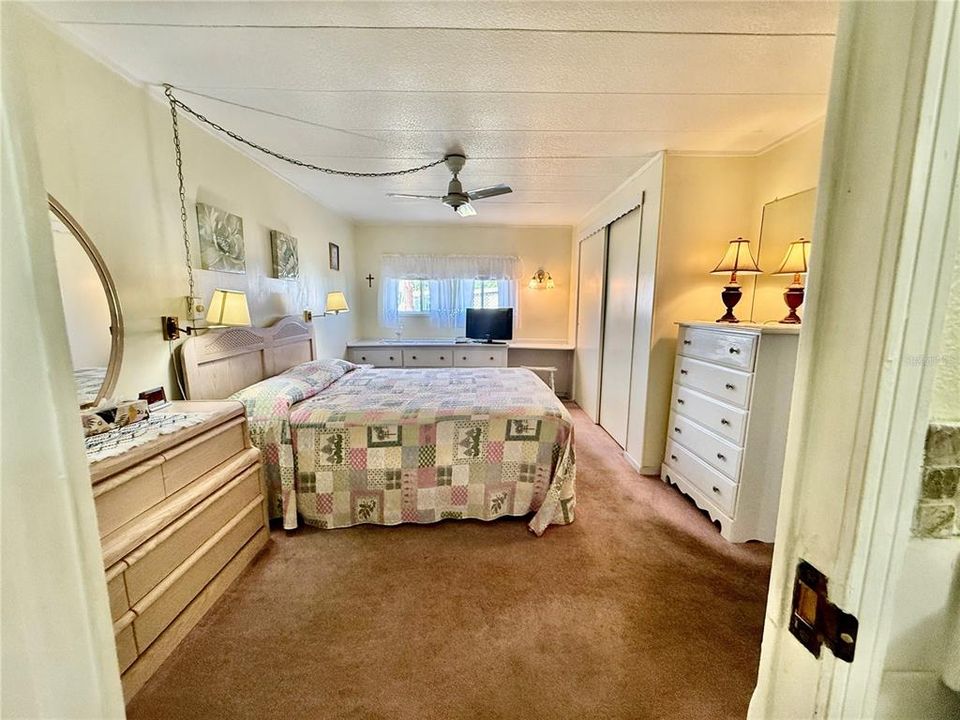 合同活跃: $130,000 (2 贝兹, 2 浴室, 1104 平方英尺)