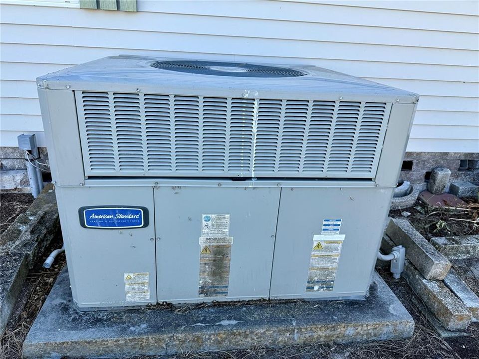 合同活跃: $130,000 (2 贝兹, 2 浴室, 1104 平方英尺)