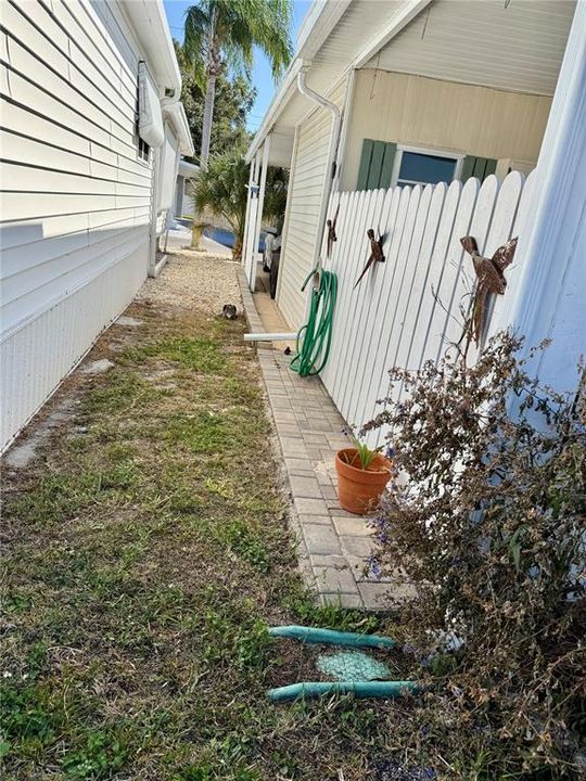 合同活跃: $130,000 (2 贝兹, 2 浴室, 1104 平方英尺)