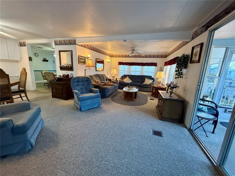 合同活跃: $130,000 (2 贝兹, 2 浴室, 1104 平方英尺)