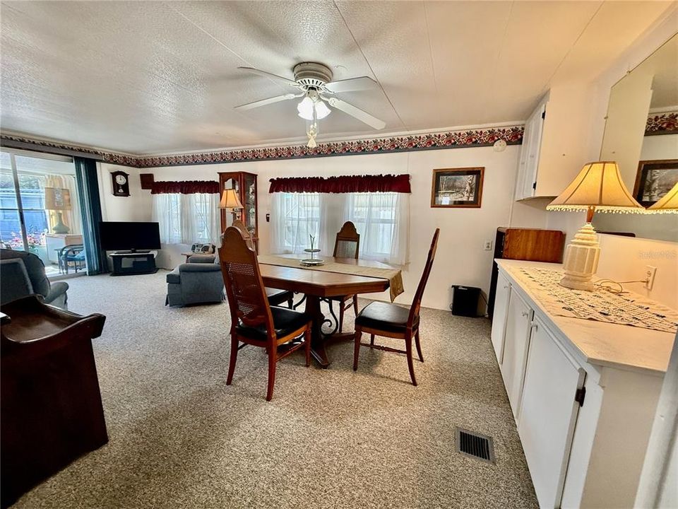 合同活跃: $130,000 (2 贝兹, 2 浴室, 1104 平方英尺)