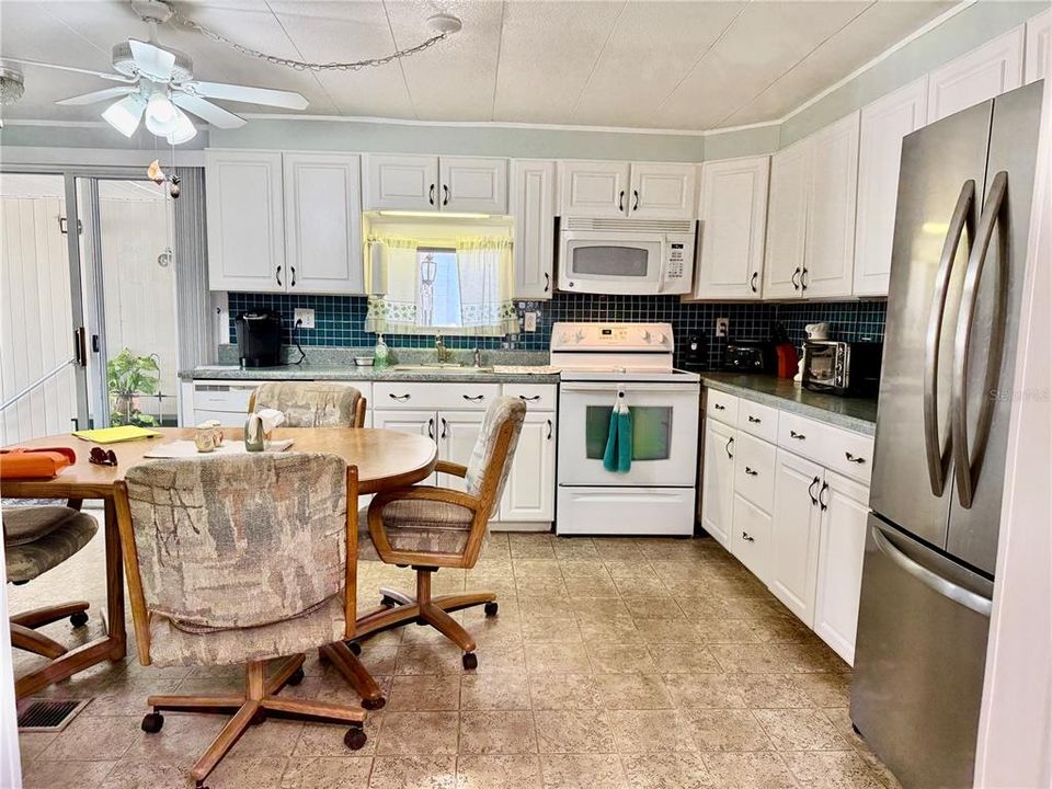 合同活跃: $130,000 (2 贝兹, 2 浴室, 1104 平方英尺)