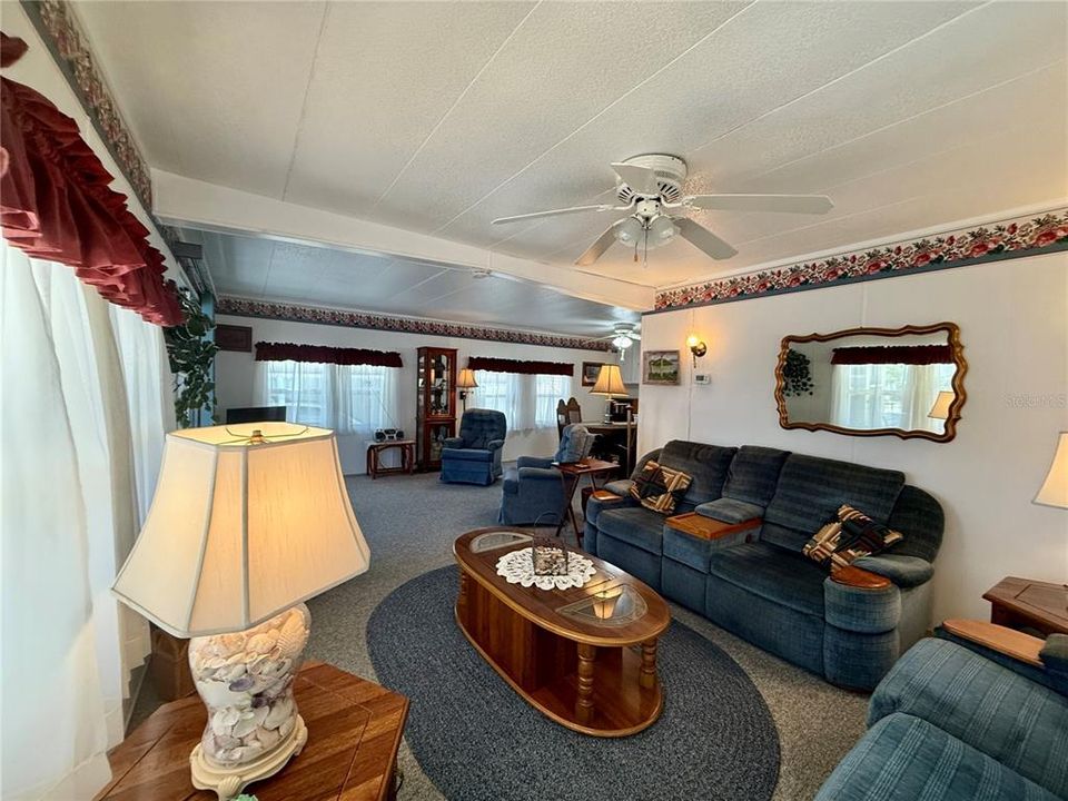 合同活跃: $130,000 (2 贝兹, 2 浴室, 1104 平方英尺)