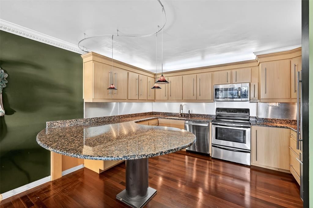 待售: $410,000 (2 贝兹, 2 浴室, 1310 平方英尺)