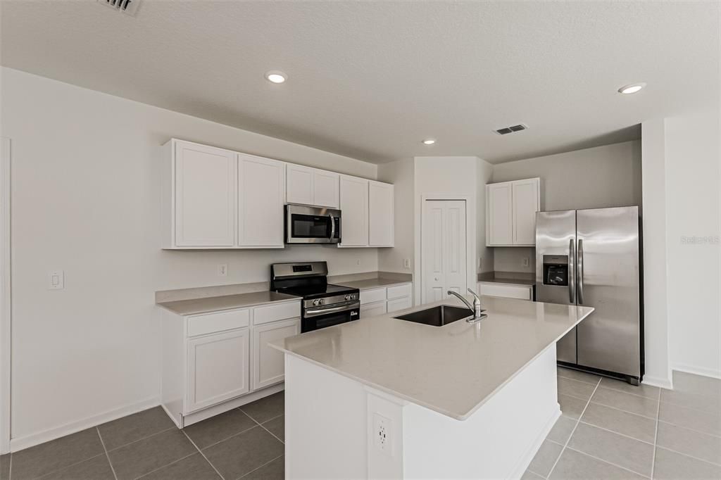 出租: $1,930 (4 贝兹, 2 浴室, 1880 平方英尺)