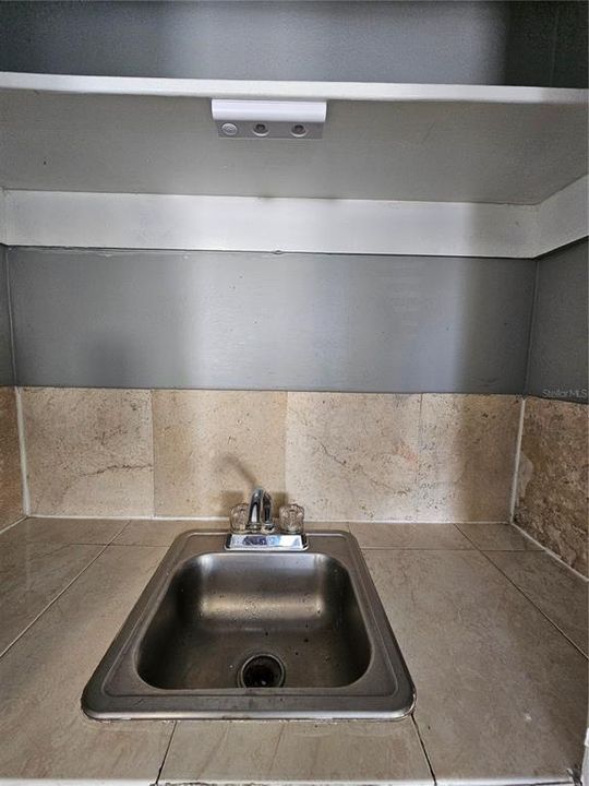 出租: $830 (0 贝兹, 1 浴室, 400 平方英尺)