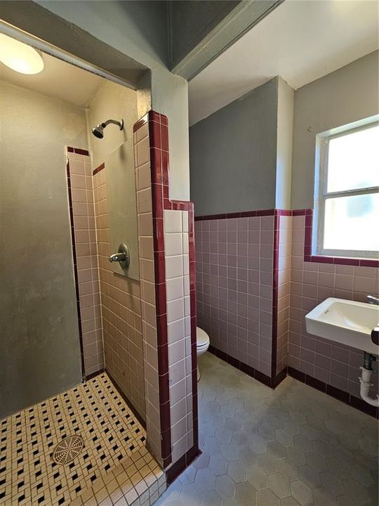 出租: $830 (0 贝兹, 1 浴室, 400 平方英尺)