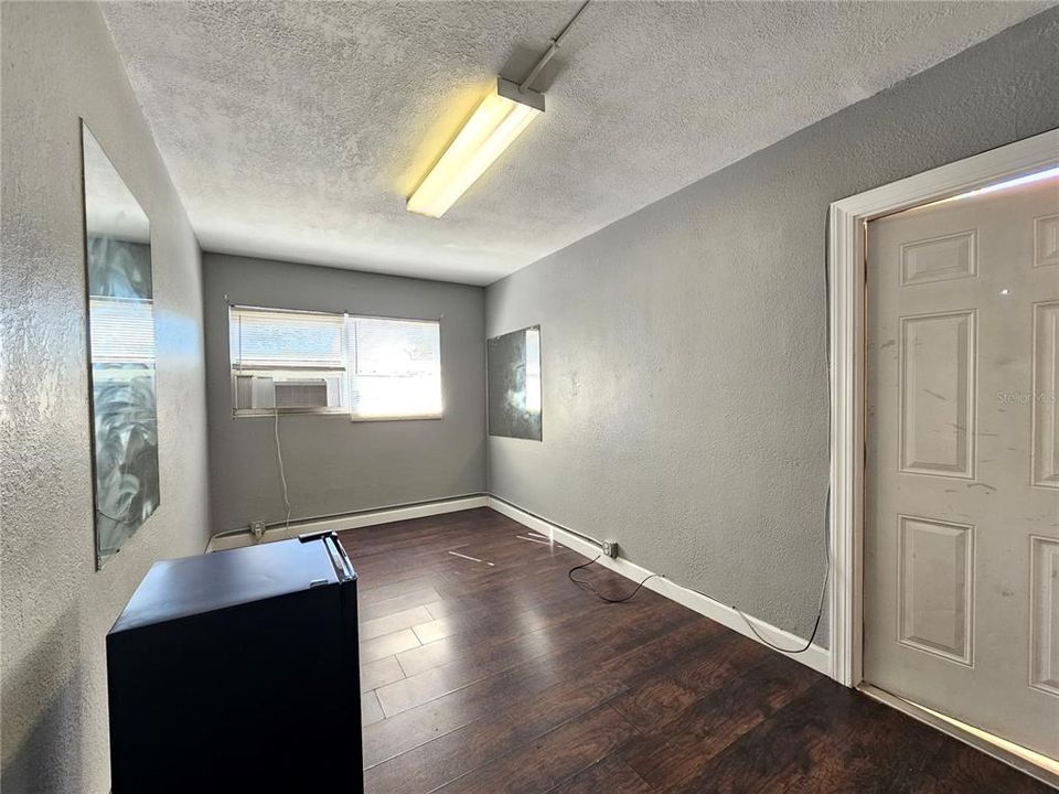 出租: $830 (0 贝兹, 1 浴室, 400 平方英尺)