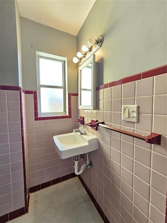 出租: $830 (0 贝兹, 1 浴室, 400 平方英尺)