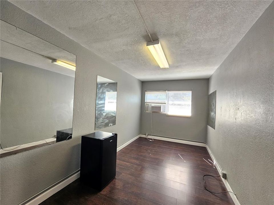 出租: $830 (0 贝兹, 1 浴室, 400 平方英尺)