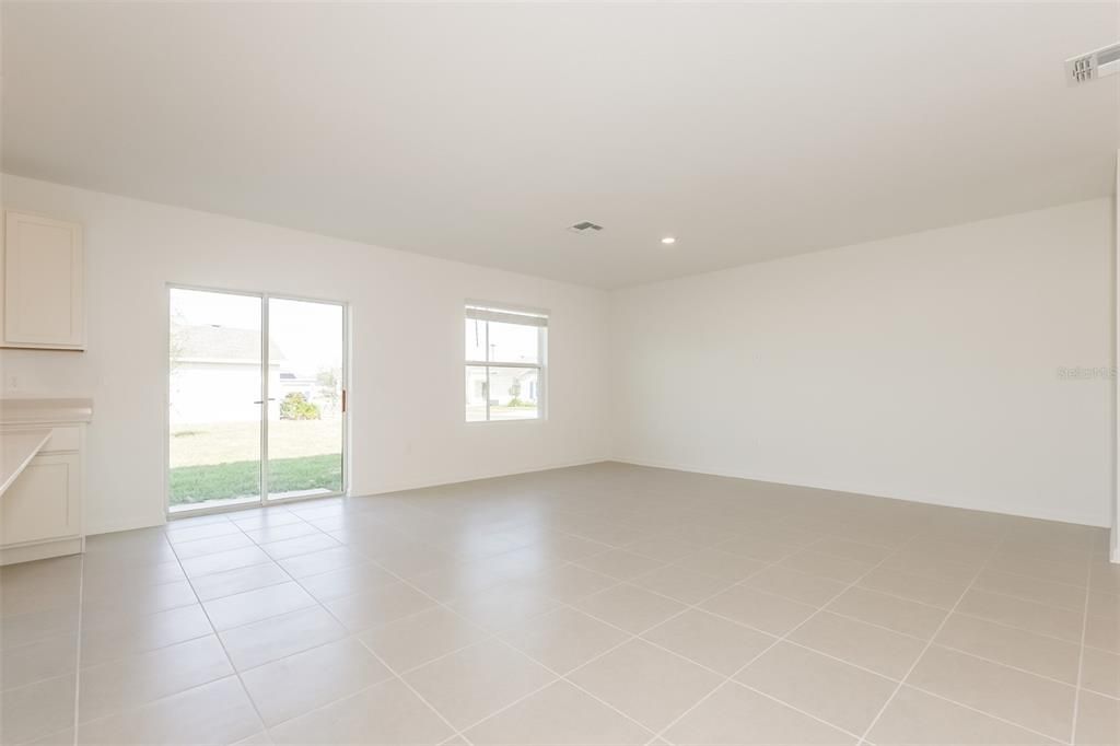 For Rent: $2,045 (5 beds, 2 baths, 2112 Square Feet)