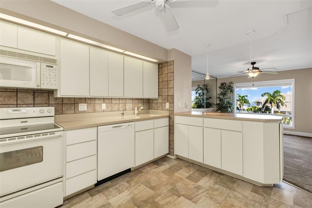 待售: $274,900 (2 贝兹, 2 浴室, 1741 平方英尺)