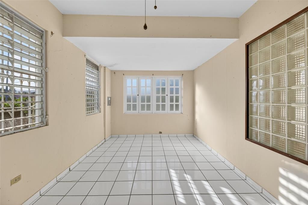 На продажу: $195,000 (3 спален, 1 ванн, 1531 Квадратных фут)