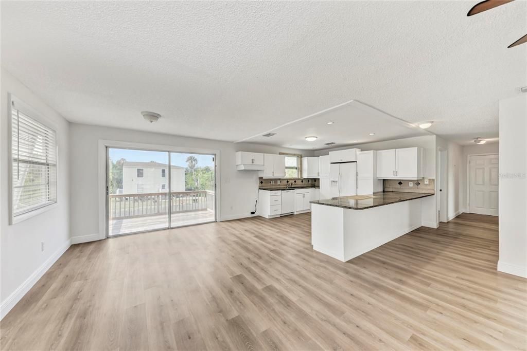 En Venta: $449,000 (4 camas, 2 baños, 2200 Pies cuadrados)