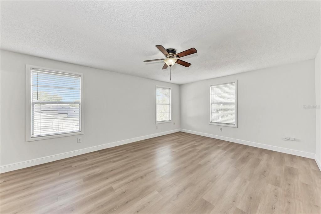 En Venta: $449,000 (4 camas, 2 baños, 2200 Pies cuadrados)