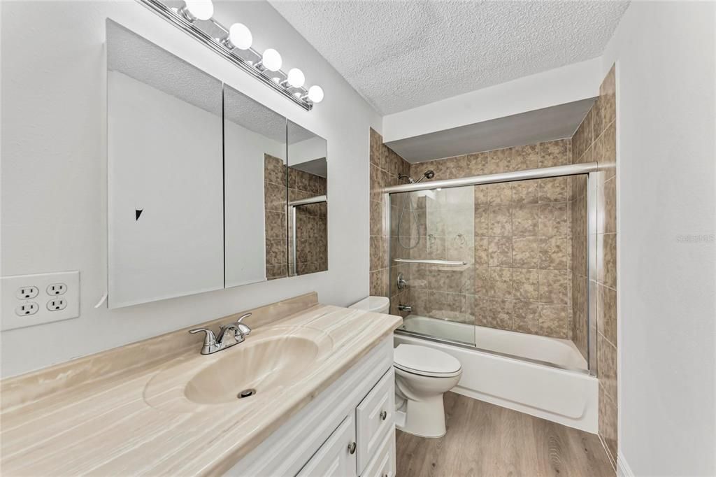 En Venta: $449,000 (4 camas, 2 baños, 2200 Pies cuadrados)