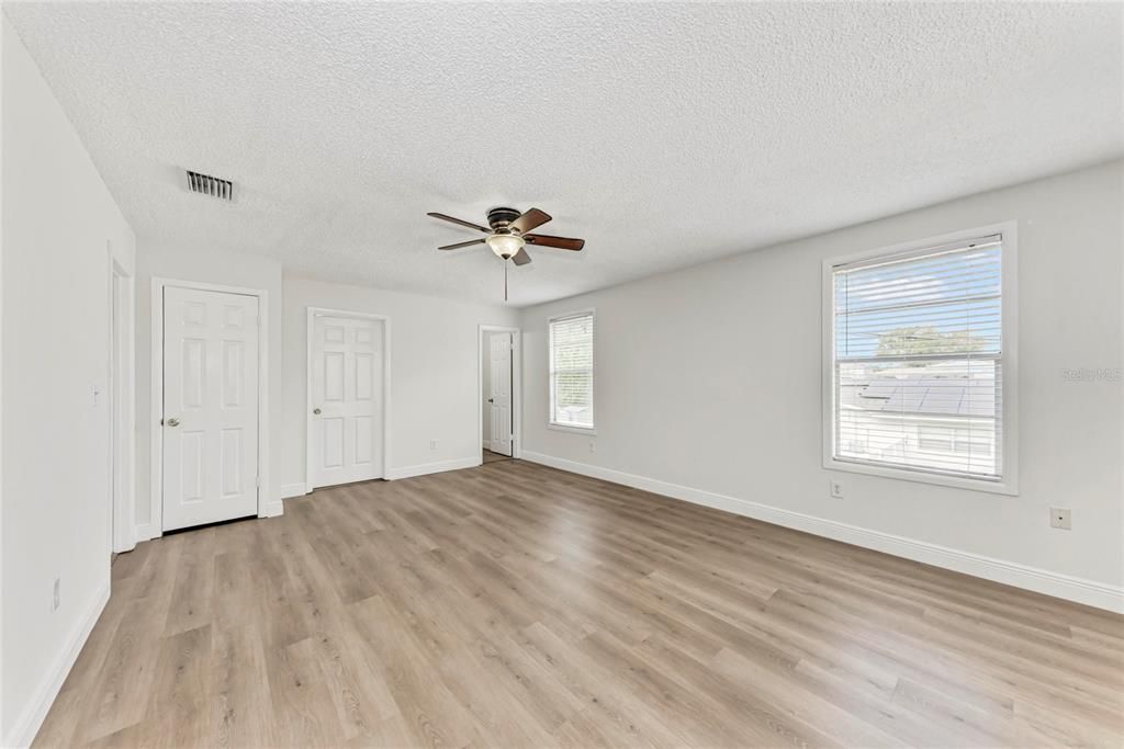 En Venta: $449,000 (4 camas, 2 baños, 2200 Pies cuadrados)