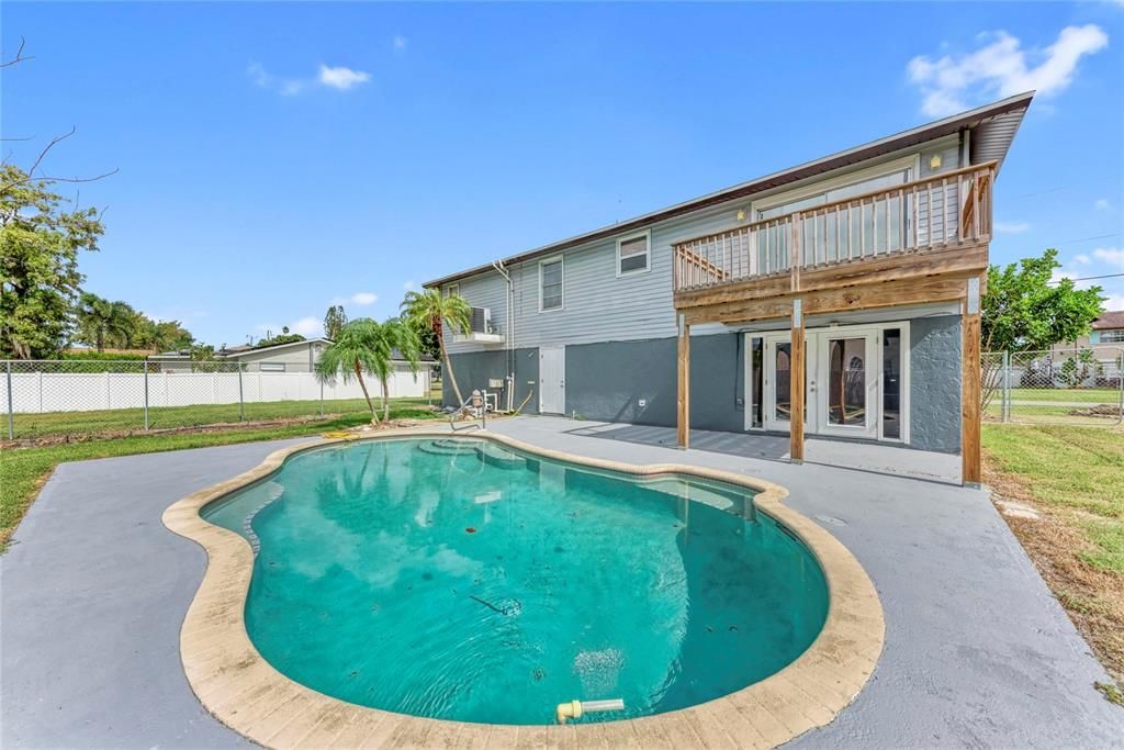 En Venta: $449,000 (4 camas, 2 baños, 2200 Pies cuadrados)