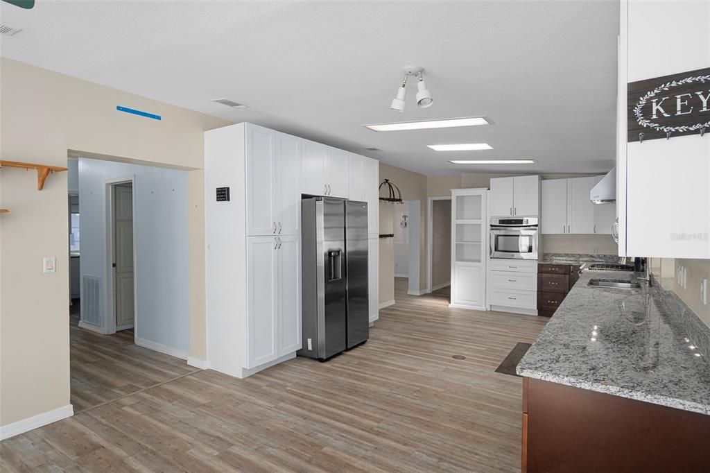 待售: $230,000 (4 贝兹, 3 浴室, 2342 平方英尺)