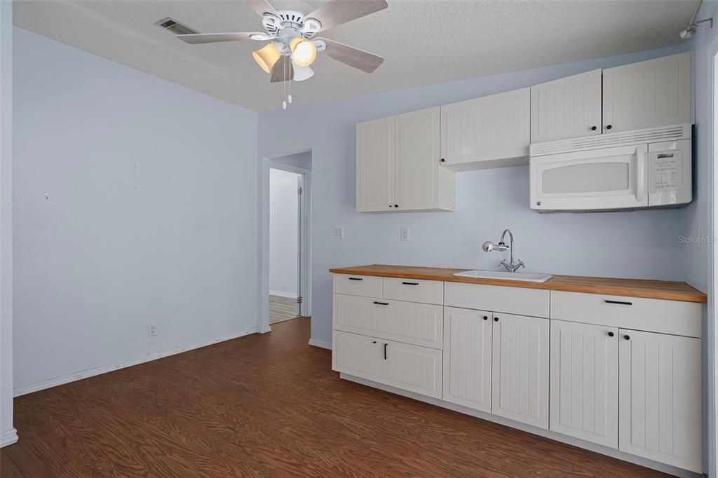 待售: $230,000 (4 贝兹, 3 浴室, 2342 平方英尺)