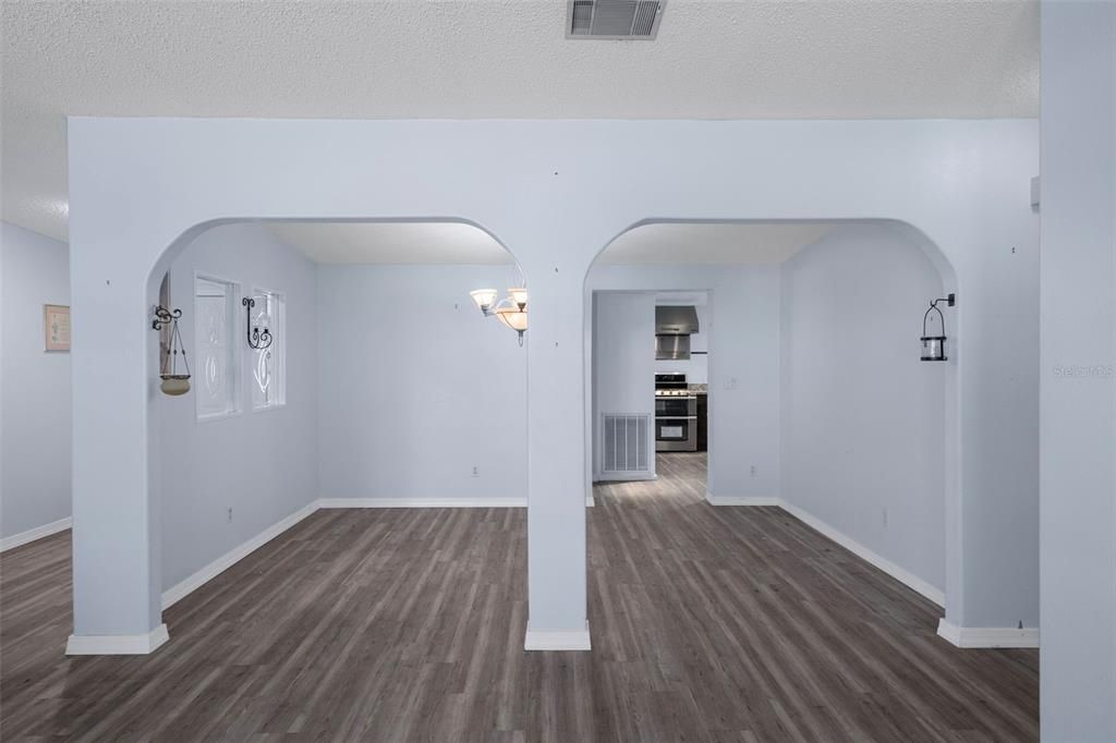 待售: $230,000 (4 贝兹, 3 浴室, 2342 平方英尺)