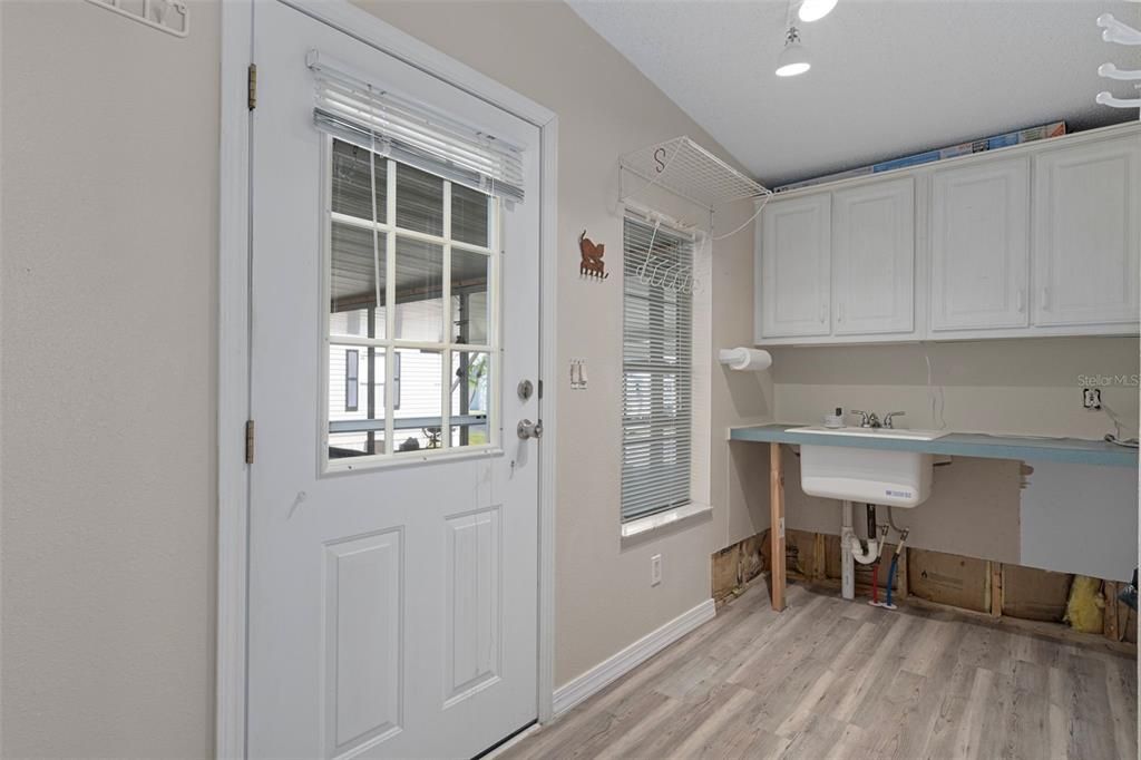 待售: $230,000 (4 贝兹, 3 浴室, 2342 平方英尺)