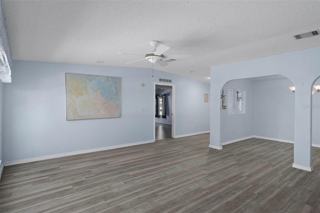 待售: $230,000 (4 贝兹, 3 浴室, 2342 平方英尺)