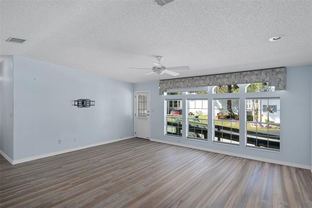 待售: $230,000 (4 贝兹, 3 浴室, 2342 平方英尺)