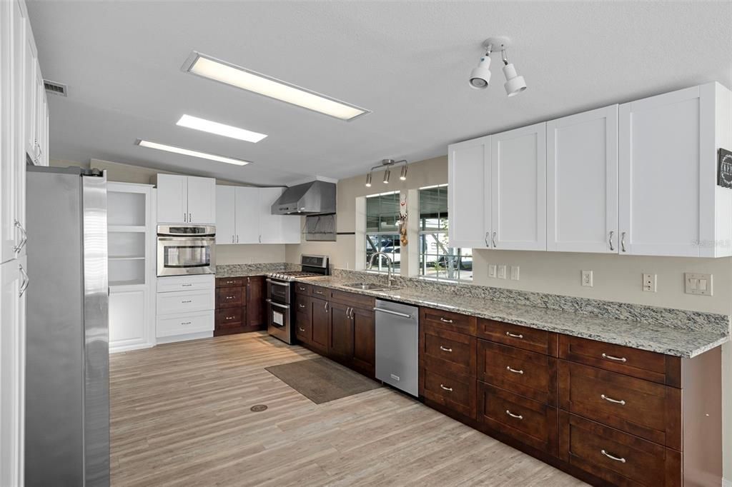 待售: $230,000 (4 贝兹, 3 浴室, 2342 平方英尺)