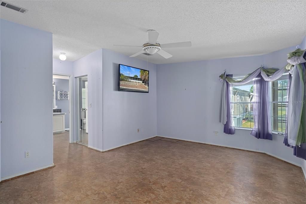 待售: $230,000 (4 贝兹, 3 浴室, 2342 平方英尺)