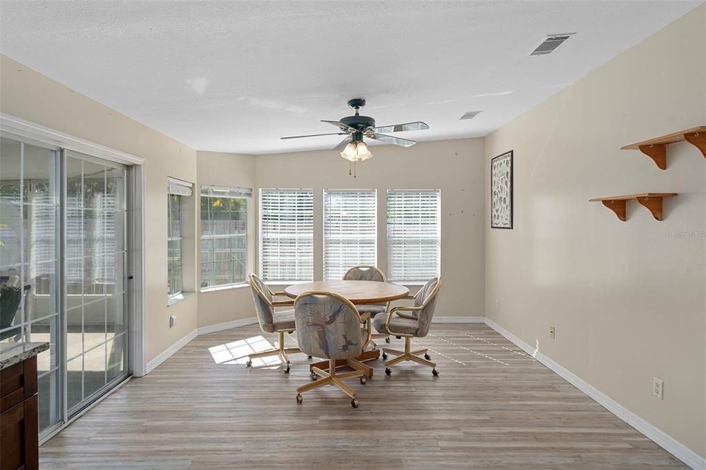 待售: $230,000 (4 贝兹, 3 浴室, 2342 平方英尺)