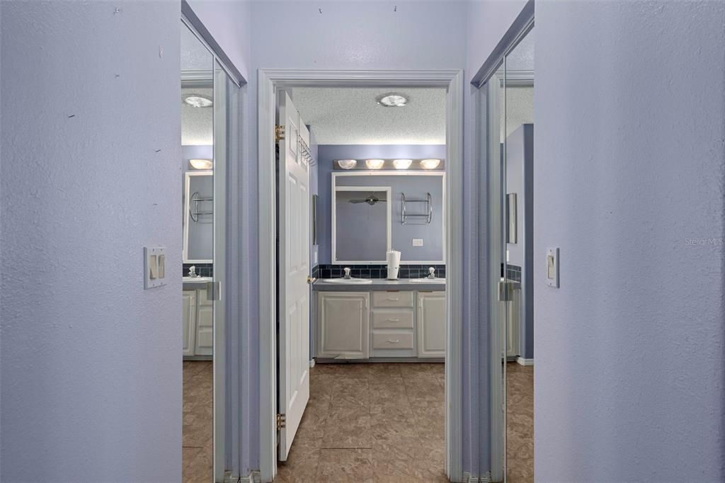 待售: $230,000 (4 贝兹, 3 浴室, 2342 平方英尺)