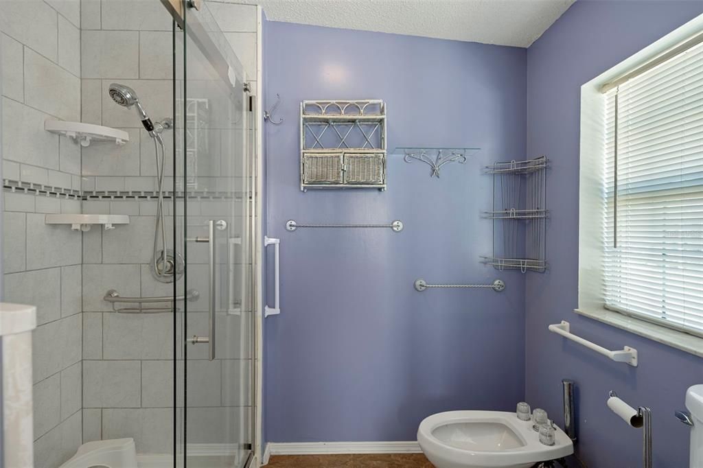 待售: $230,000 (4 贝兹, 3 浴室, 2342 平方英尺)