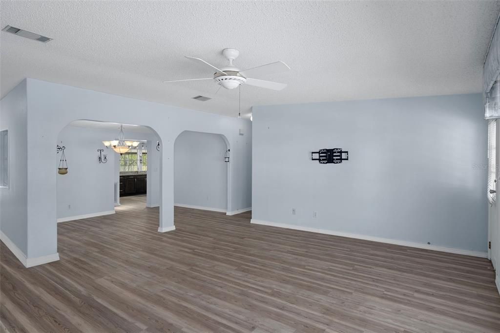 待售: $230,000 (4 贝兹, 3 浴室, 2342 平方英尺)