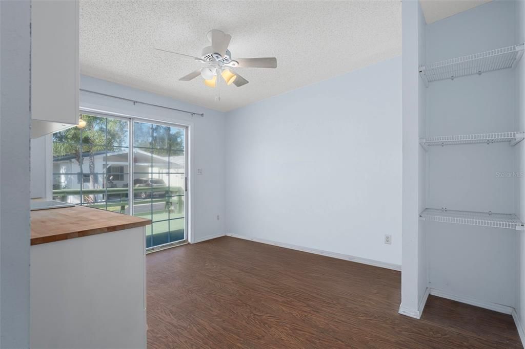 待售: $230,000 (4 贝兹, 3 浴室, 2342 平方英尺)